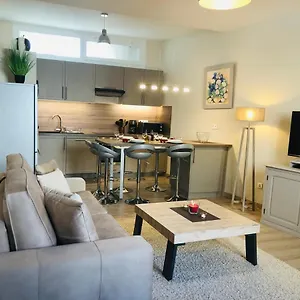 les-volets-rouges.fr-provencehotel.com/